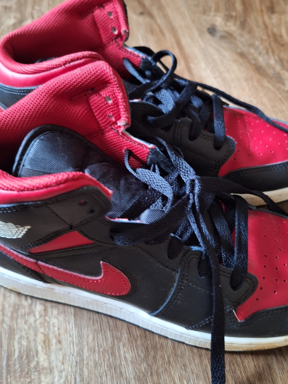 Nike Jordan 1 black & red trainers. Size US7Y Youth High-Top Sneakers